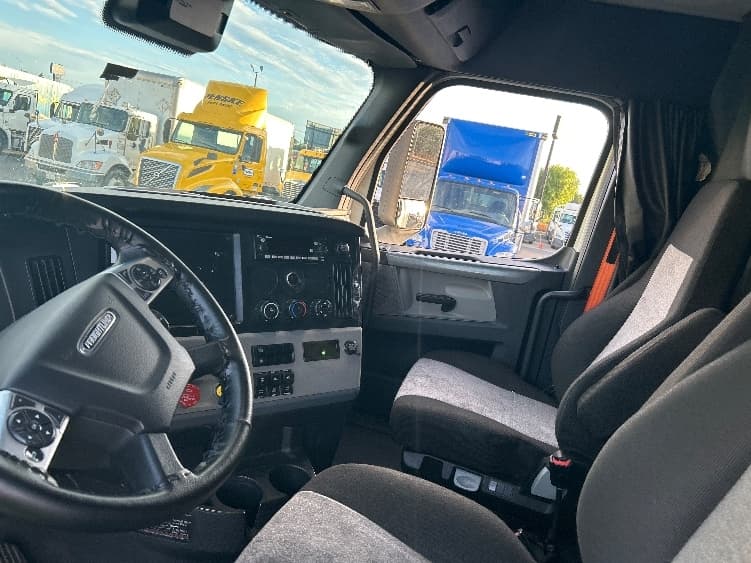 2022 Freightliner Cascadia — photo 10
