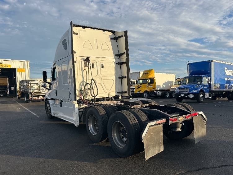 2022 Freightliner Cascadia — photo 5