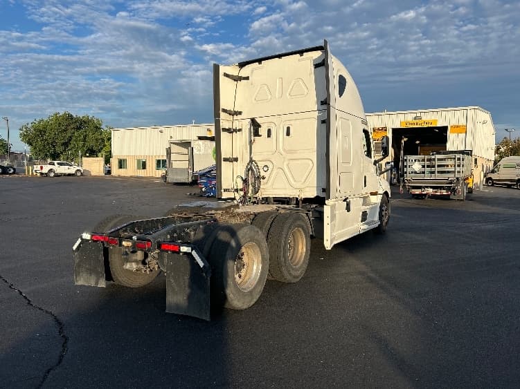 2022 Freightliner Cascadia — photo 7