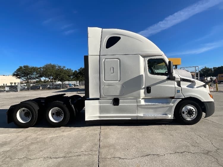 2022 Freightliner Cascadia — photo 8