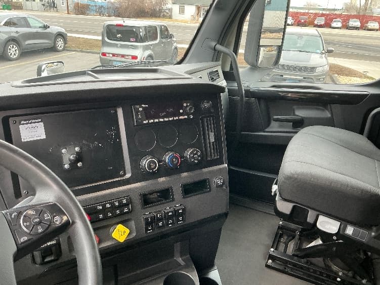 2023 Freightliner Cascadia — photo 10