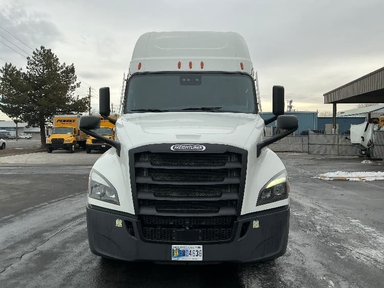 2023 Freightliner Cascadia — photo 2