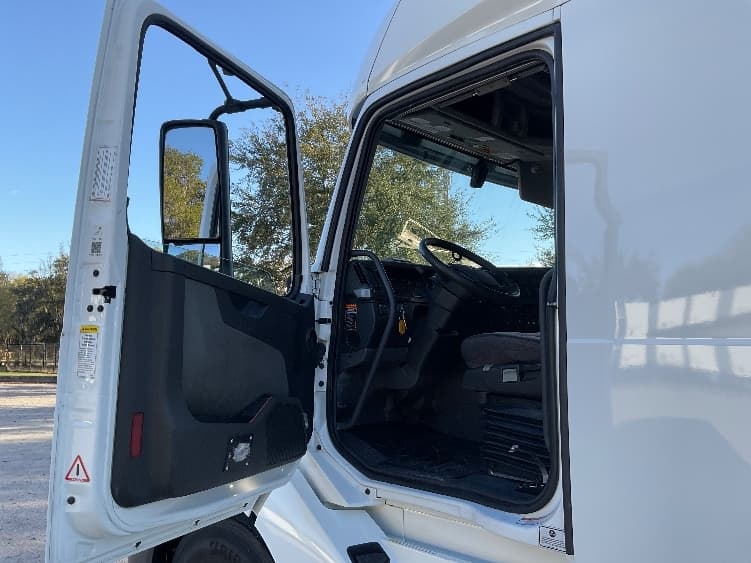 2022 Volvo VNL 760 — photo 9