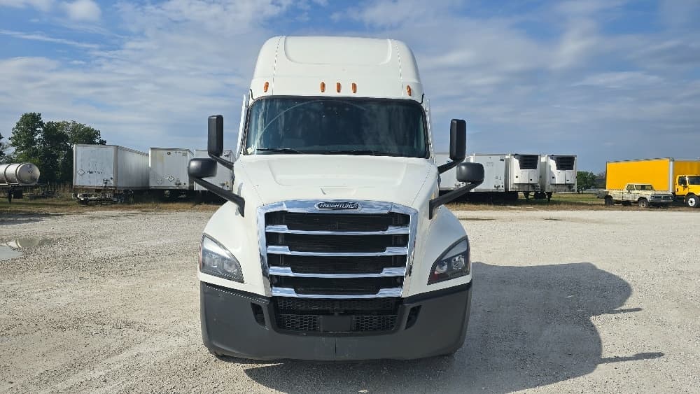 2022 Freightliner Cascadia — photo 2