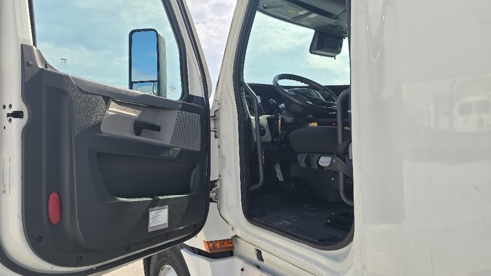 2022 Freightliner Cascadia — photo 9