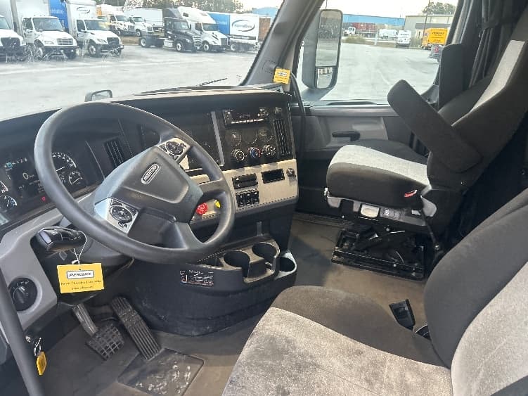 2022 Freightliner Cascadia — photo 10