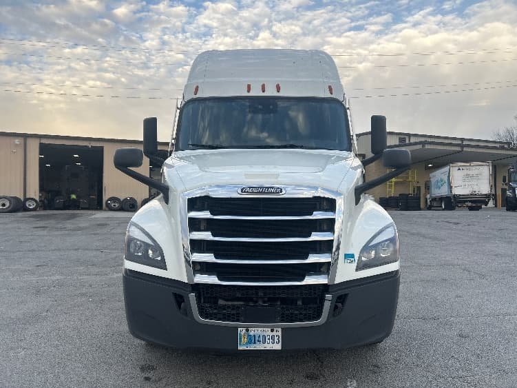 2022 Freightliner Cascadia — photo 2