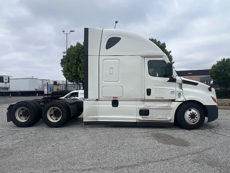 2022 Freightliner Cascadia — photo 8