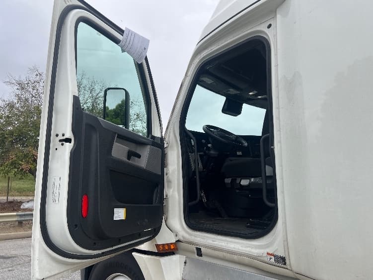 2022 Freightliner Cascadia — photo 9