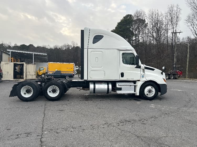2022 Freightliner Cascadia — photo 8
