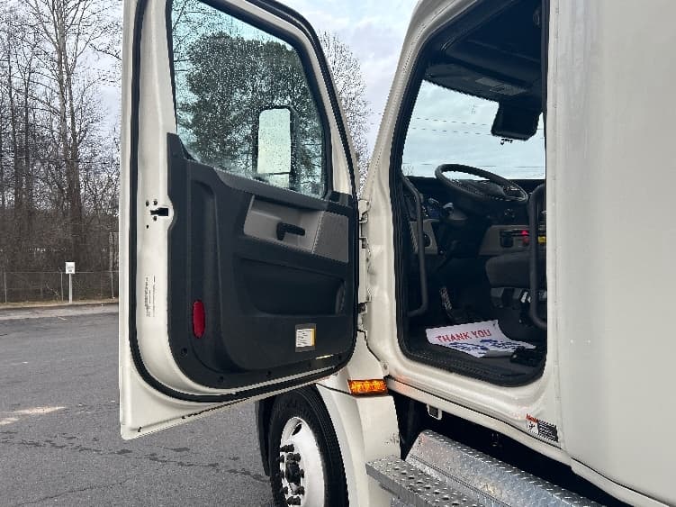 2022 Freightliner Cascadia — photo 9