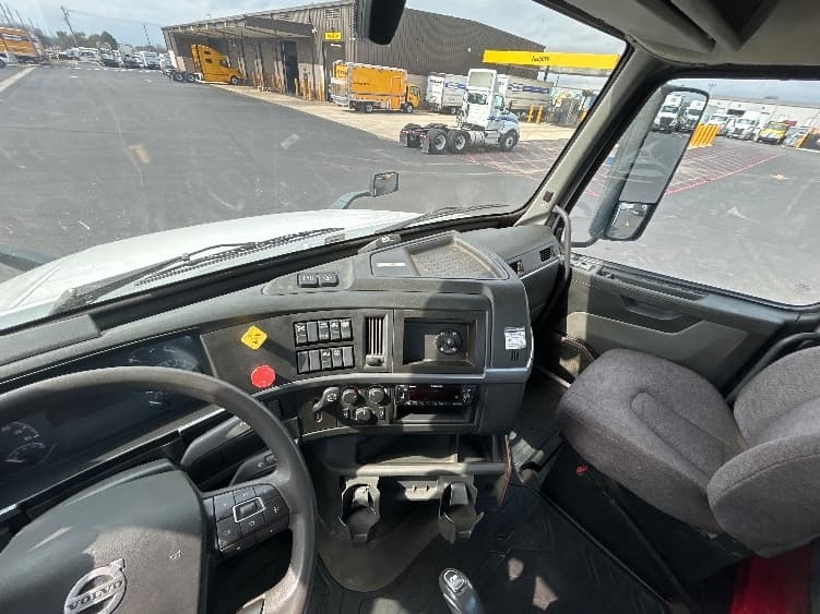 2022 Volvo VNL 300 — photo 10