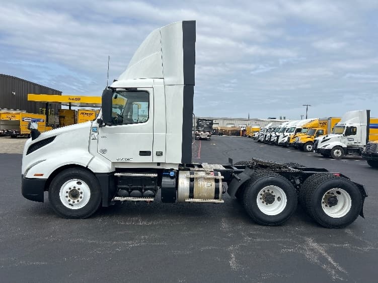 2022 Volvo VNL 300 — photo 4