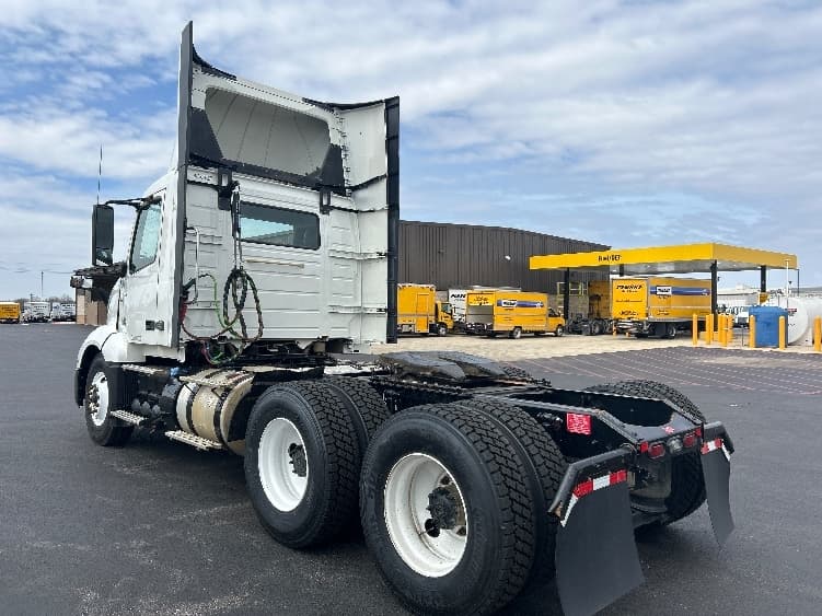 2022 Volvo VNL 300 — photo 5