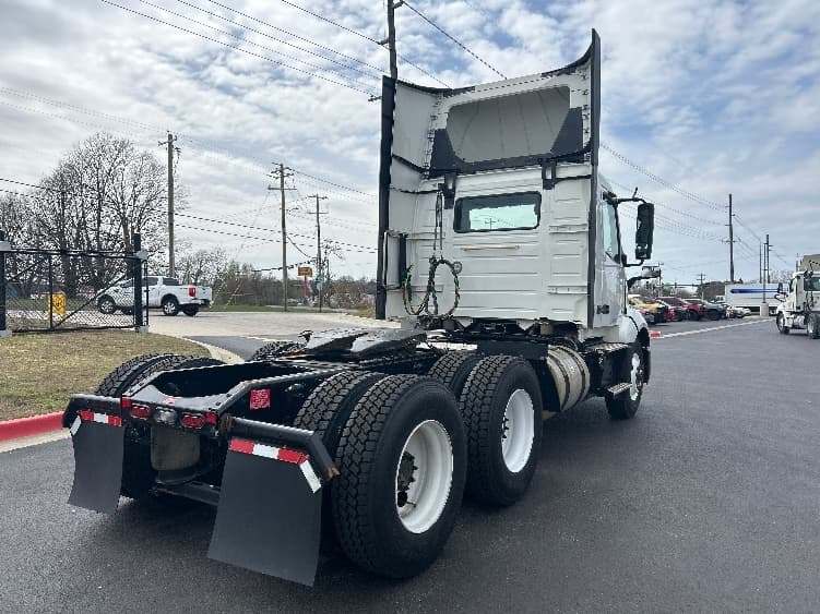 2022 Volvo VNL 300 — photo 7