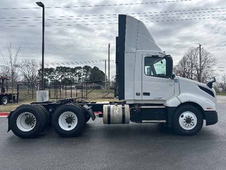 2022 Volvo VNL 300 — photo 8