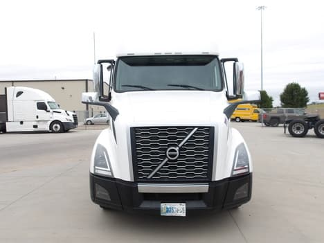 2022 Volvo VNL 760 — photo 2