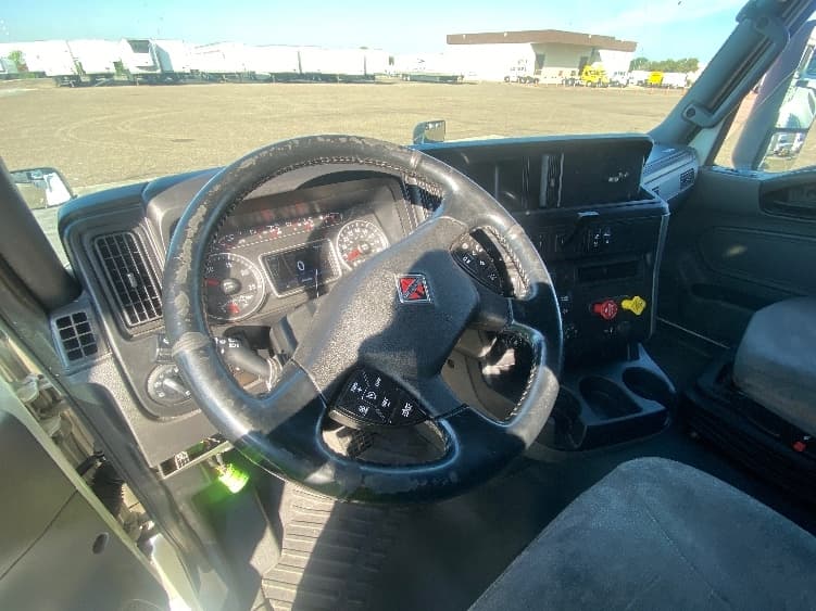 2022 International LT — photo 10