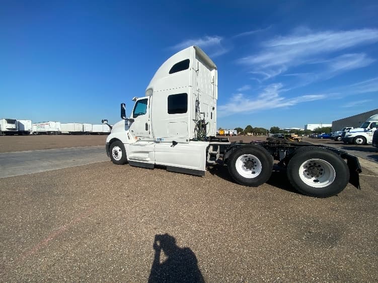 2022 International LT — photo 4