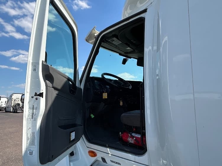 2022 International LT — photo 8