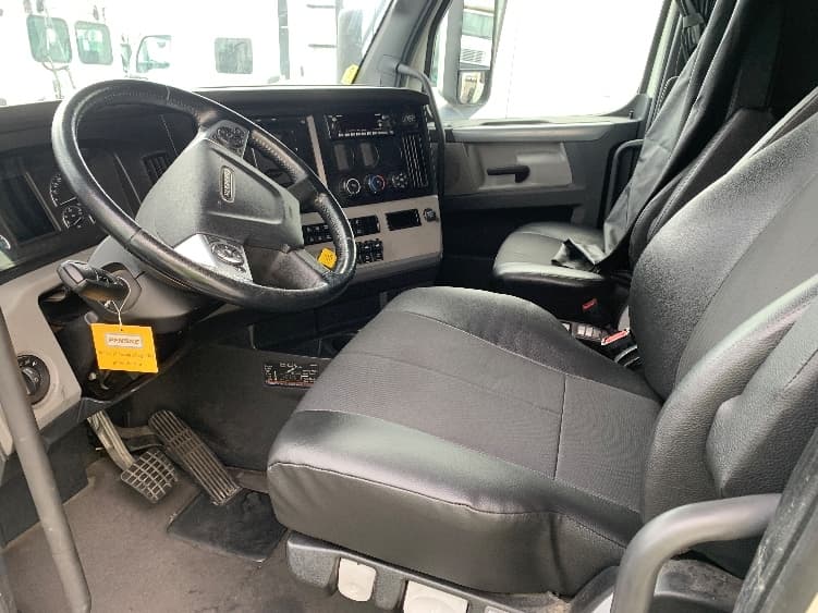 2022 Freightliner Cascadia — photo 10