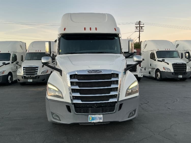 2022 Freightliner Cascadia — photo 2