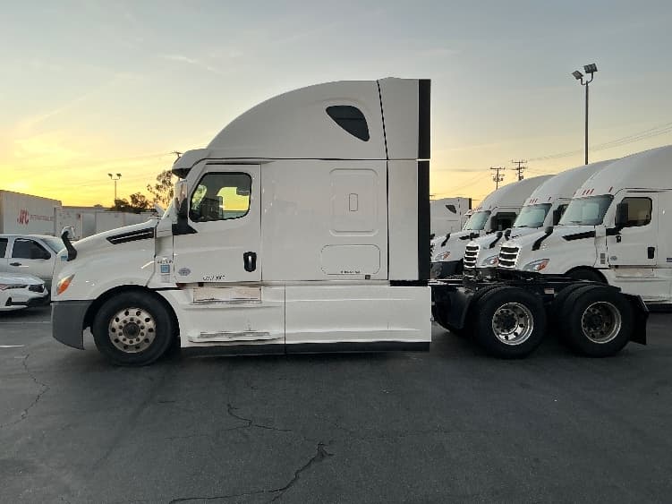 2022 Freightliner Cascadia — photo 4