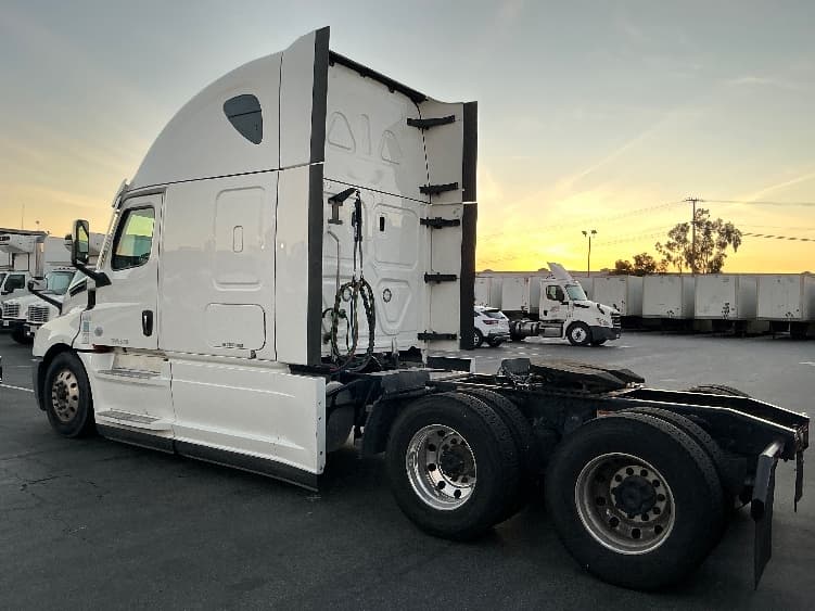 2022 Freightliner Cascadia — photo 5