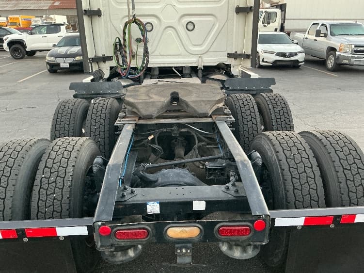 2022 Freightliner Cascadia — photo 6