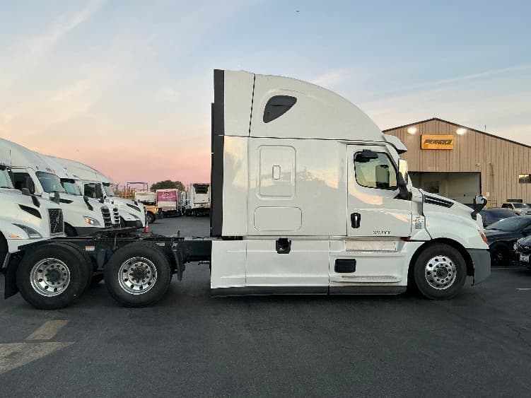 2022 Freightliner Cascadia — photo 8