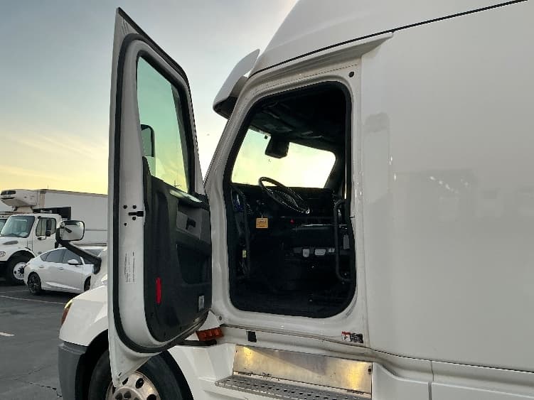 2022 Freightliner Cascadia — photo 9