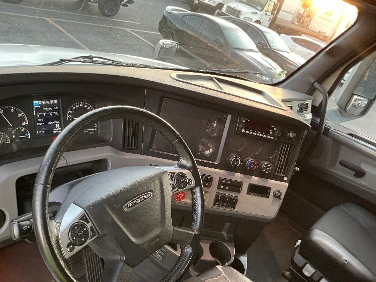 2022 Freightliner Cascadia — photo 10