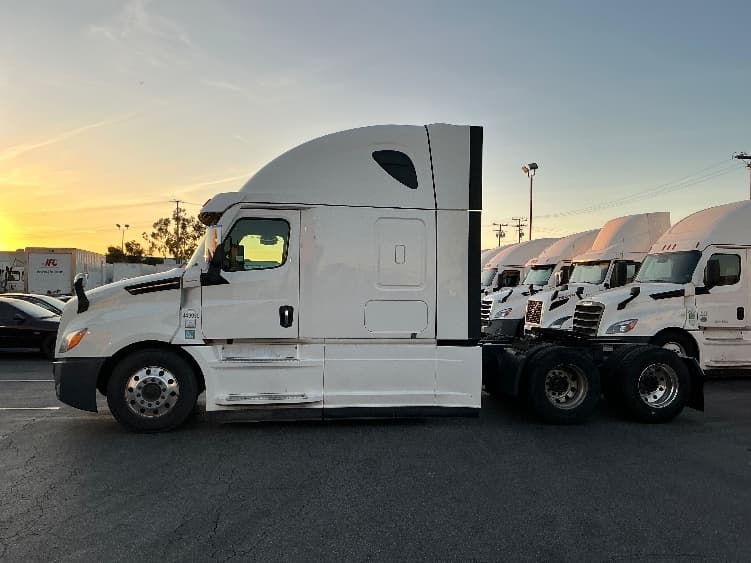2022 Freightliner Cascadia — photo 4