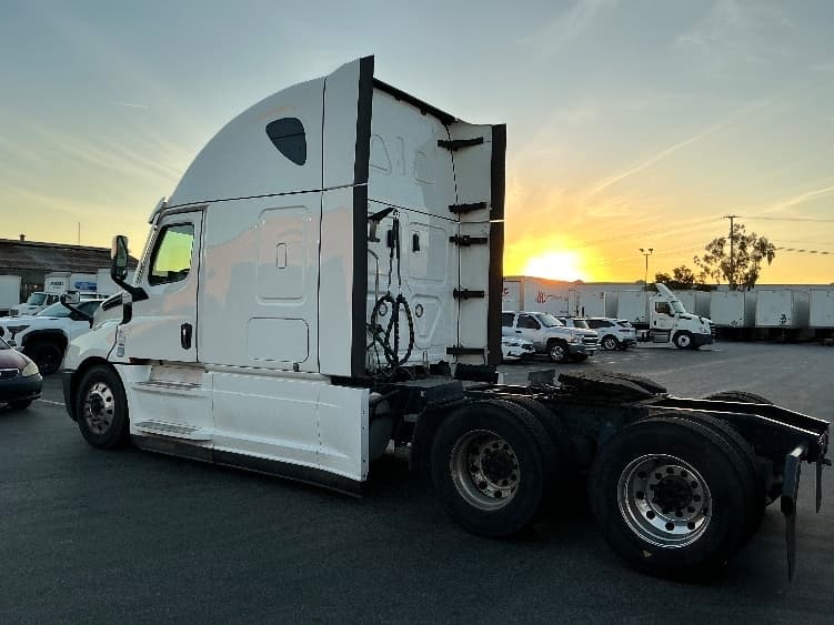 2022 Freightliner Cascadia — photo 5