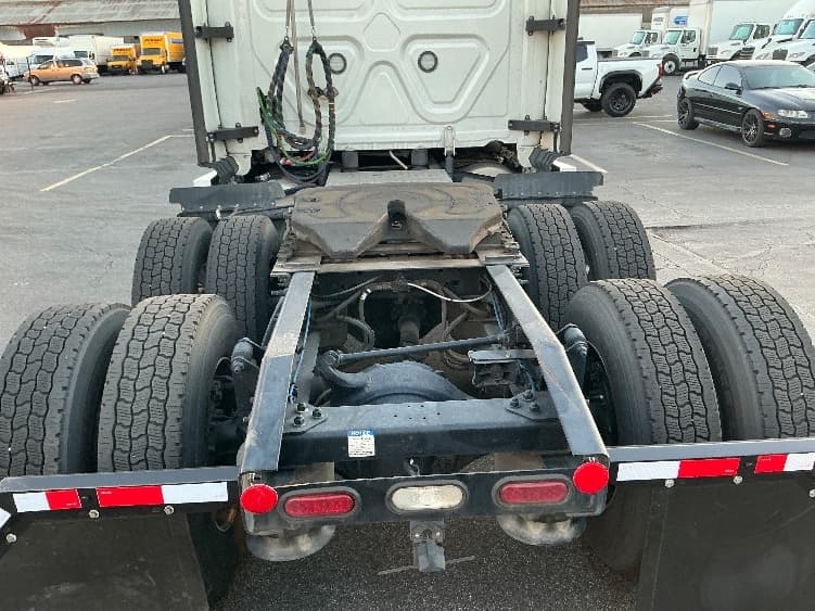 2022 Freightliner Cascadia — photo 6