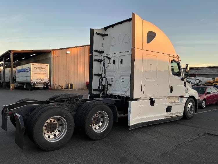 2022 Freightliner Cascadia — photo 7
