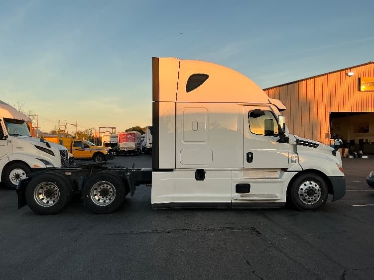 2022 Freightliner Cascadia — photo 8