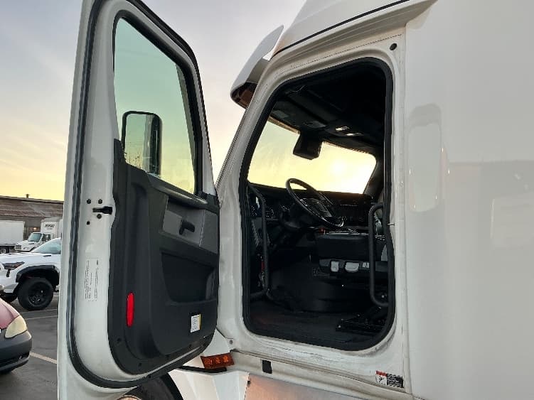 2022 Freightliner Cascadia — photo 9
