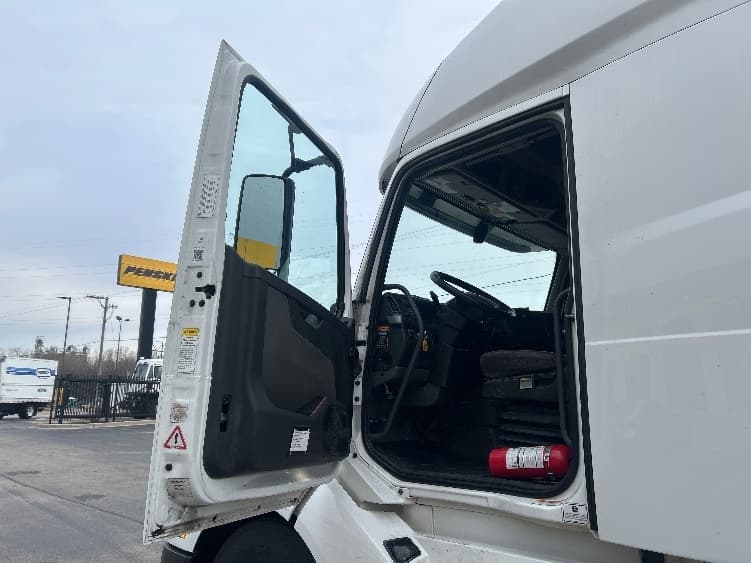 2022 Volvo VNL 760 — photo 9