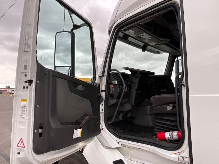 2022 Volvo VNL 760 — photo 9