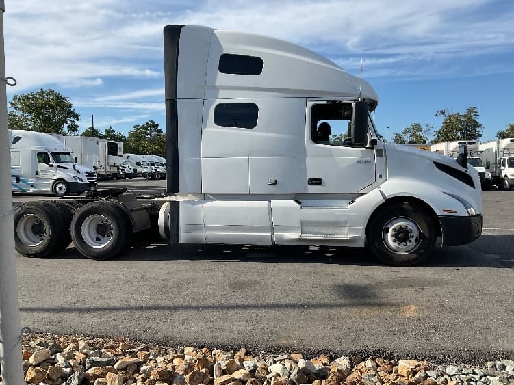 2022 Volvo VNL 760 — photo 8