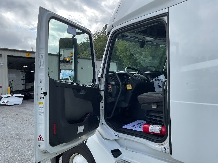 2022 Volvo VNL 760 — photo 9