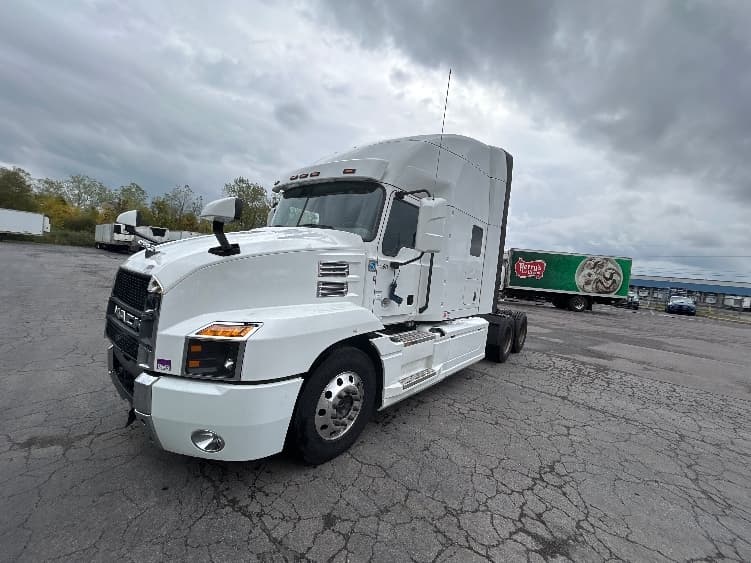 2022 Mack Anthem — photo 3