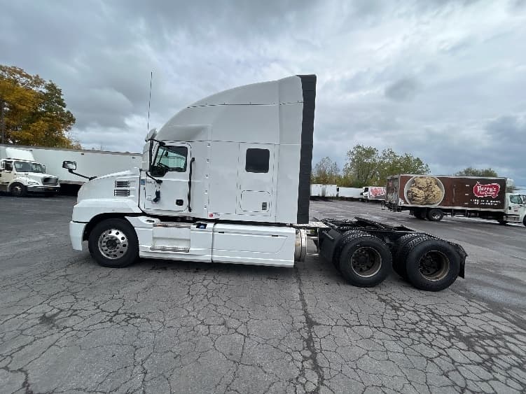 2022 Mack Anthem — photo 4