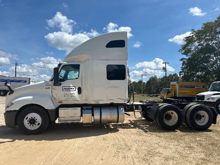 2022 International LT — photo 4