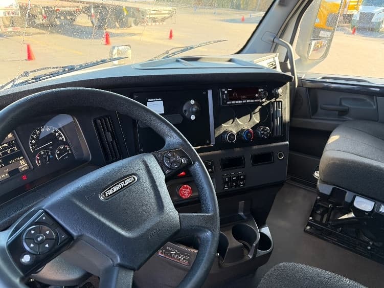 2023 Freightliner Cascadia — photo 10