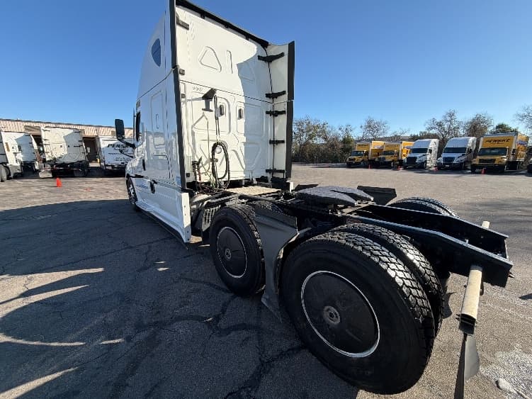 2023 Freightliner Cascadia — photo 5
