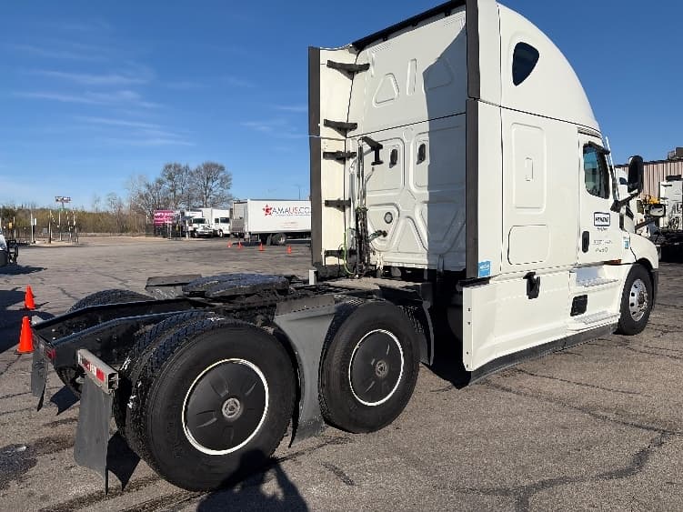 2023 Freightliner Cascadia — photo 7