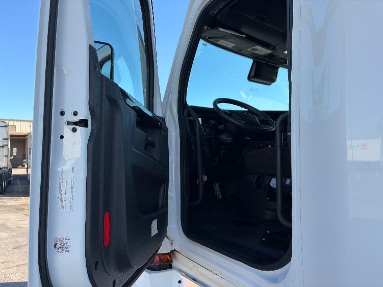2023 Freightliner Cascadia — photo 9