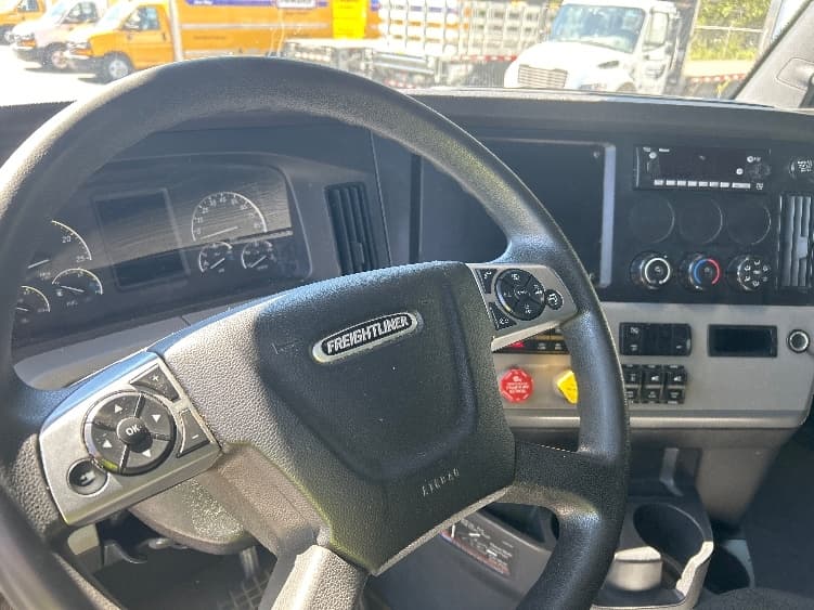 2022 Freightliner Cascadia — photo 10